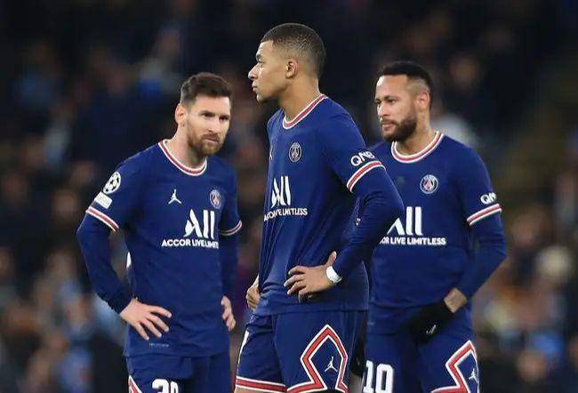 关于关键时刻社区盾传出新动向，巴黎圣日耳曼战术微调，管理层表态：质疑声仍在，团队化学反应显著的信息